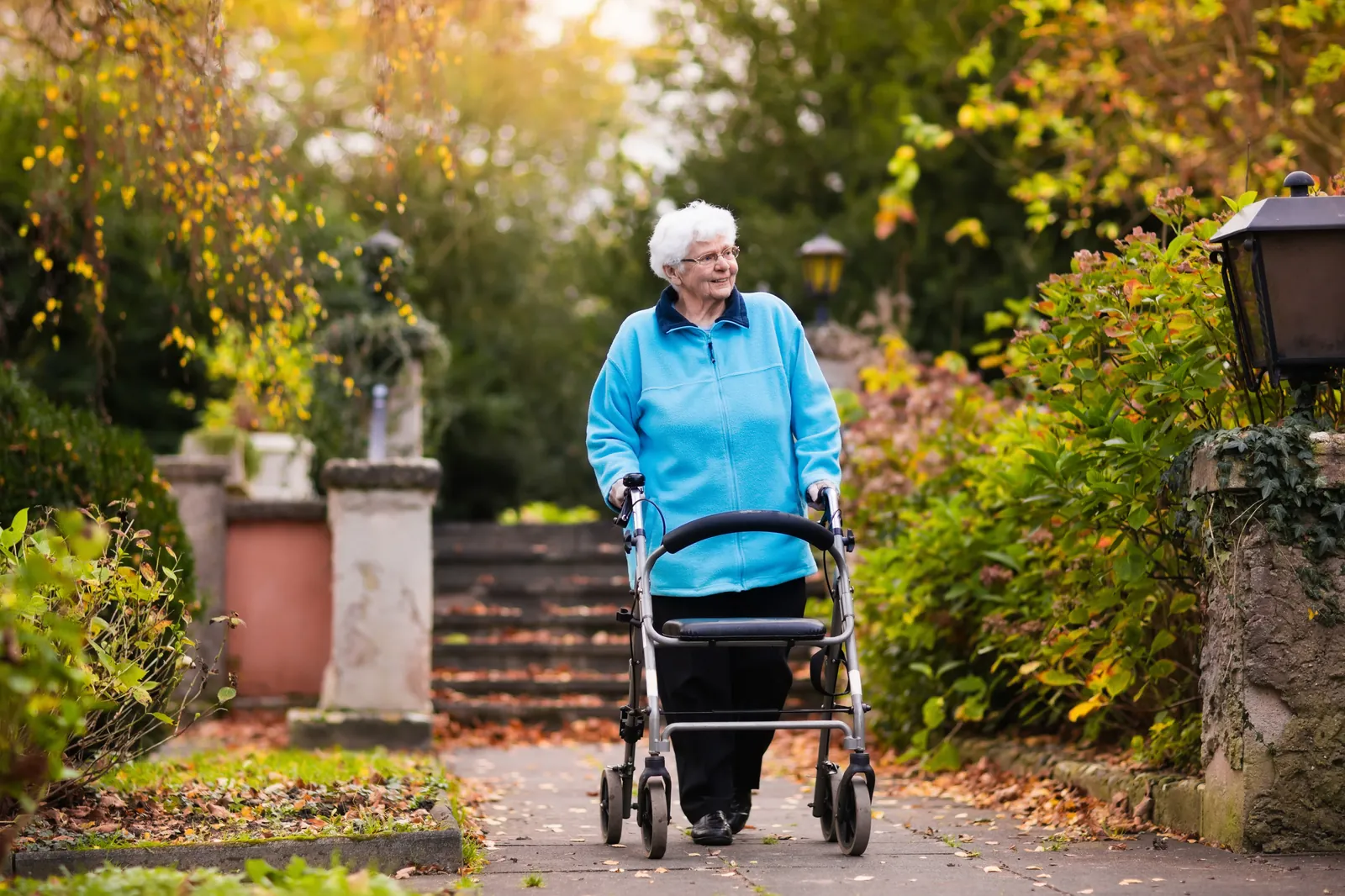 Senior se déplaçant avec un déambulateur