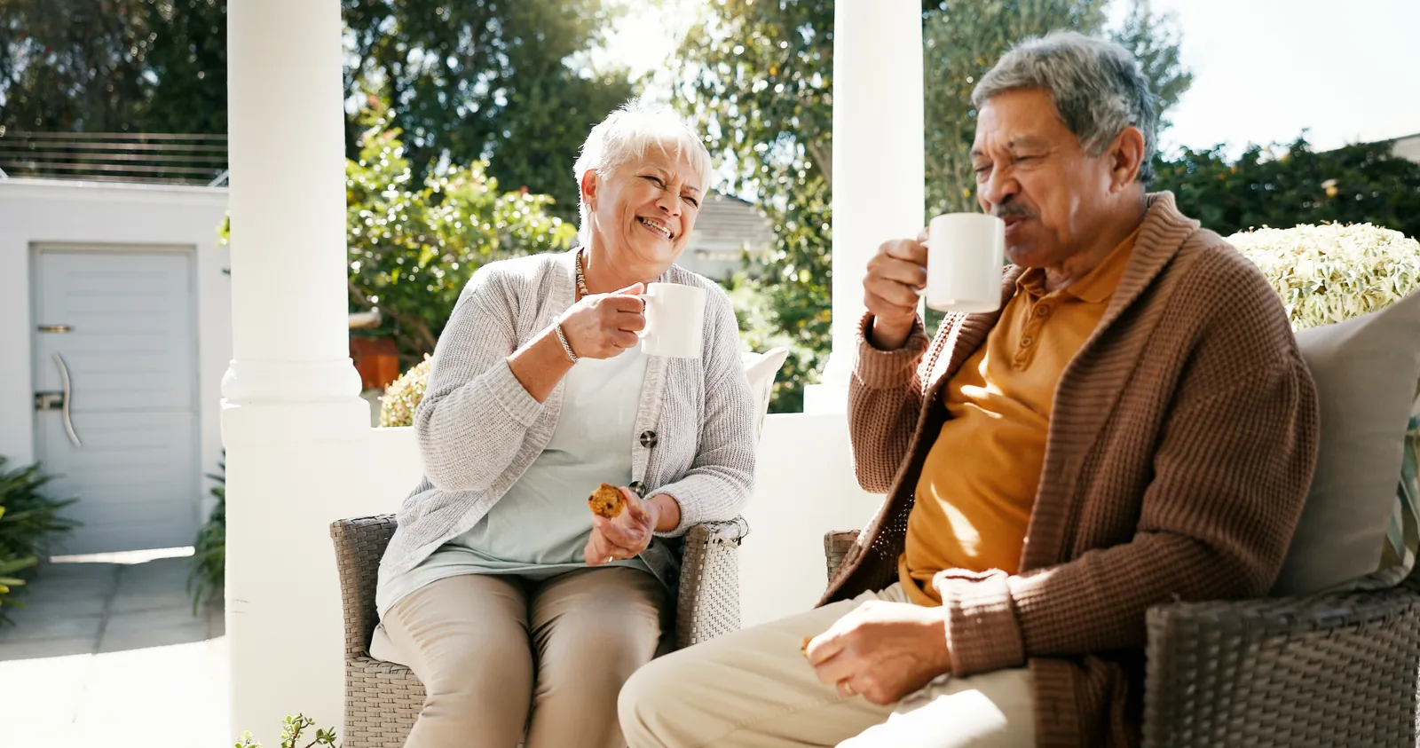 Seniors partageant un moment autour d'un goûter