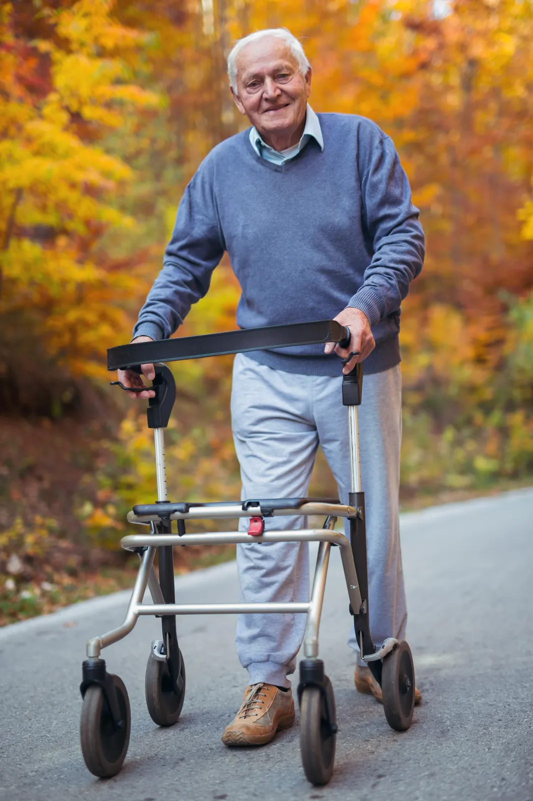 Senior en promenade automnale