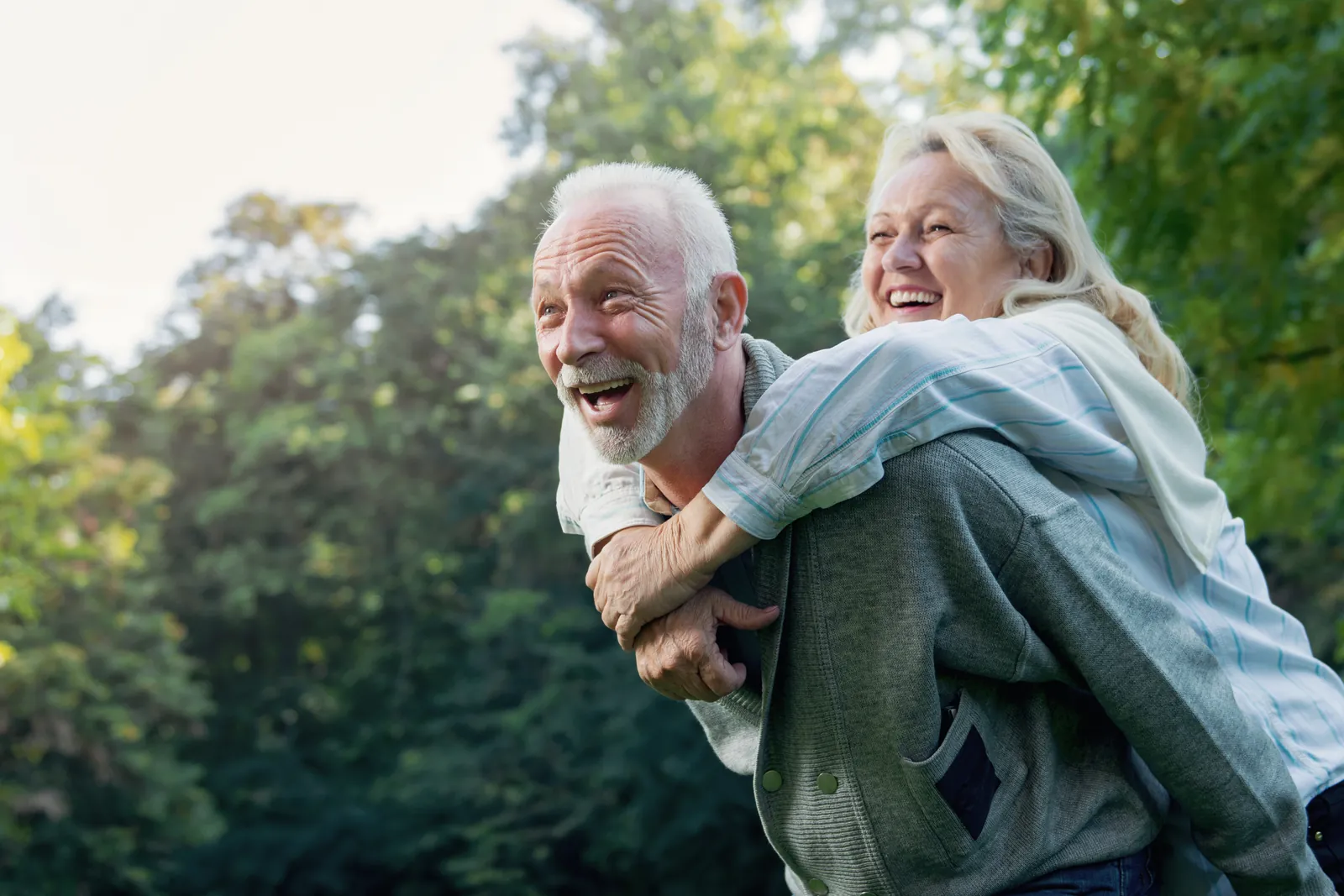 Couple de seniors en promenade à l'extérieur