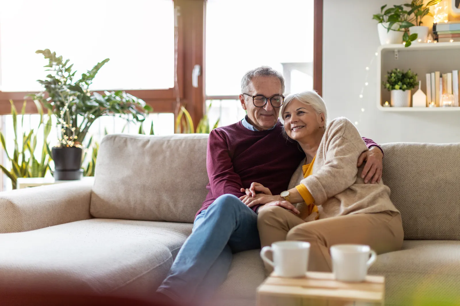 Couple de seniors complices à domicile, dans un cadre serein