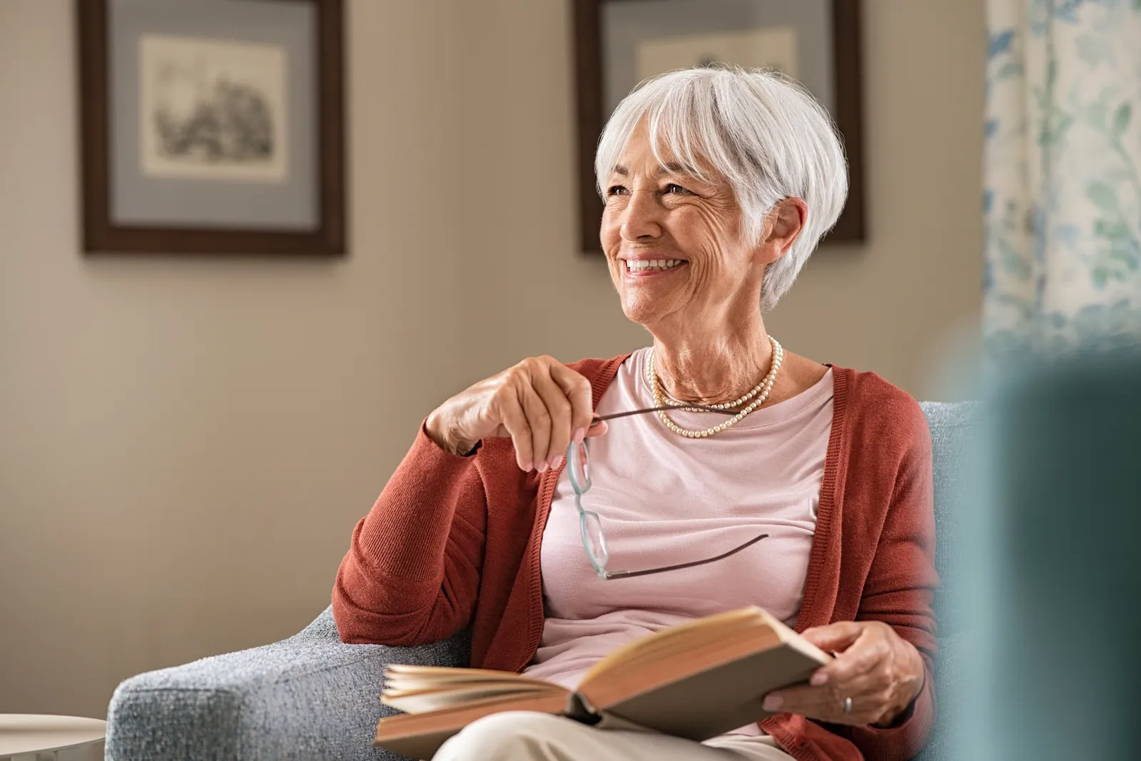 Senior souriante chez elle, cadre apaisant