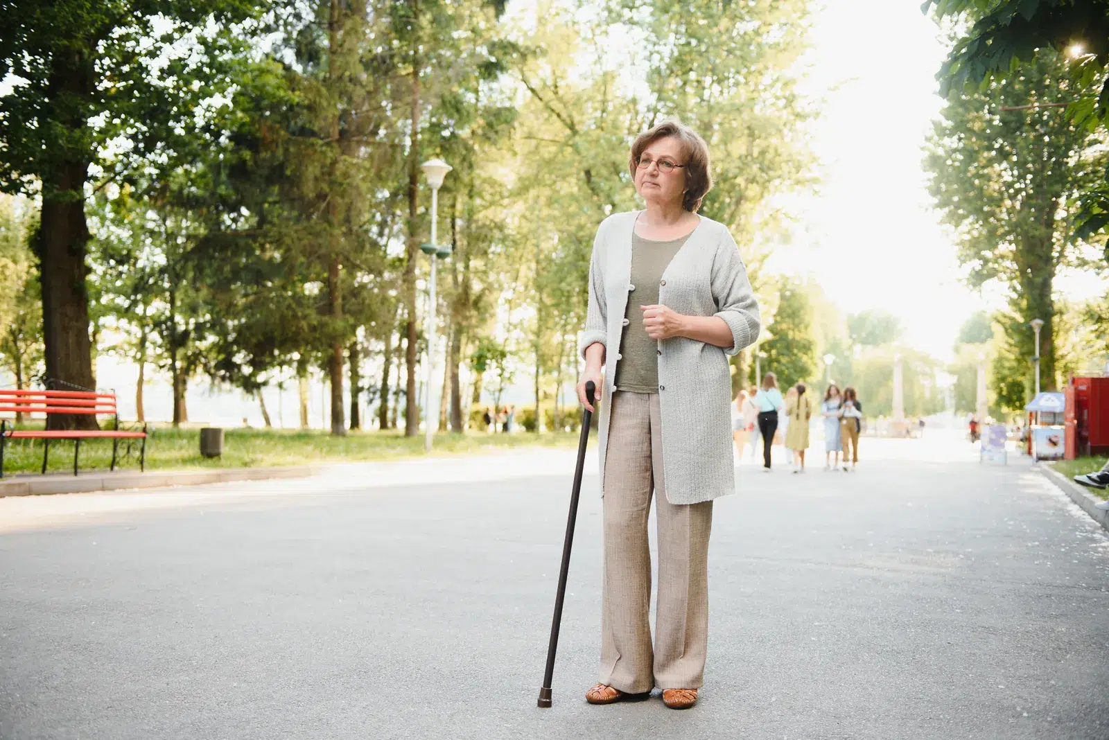Senior en promenade à l'extérieur
