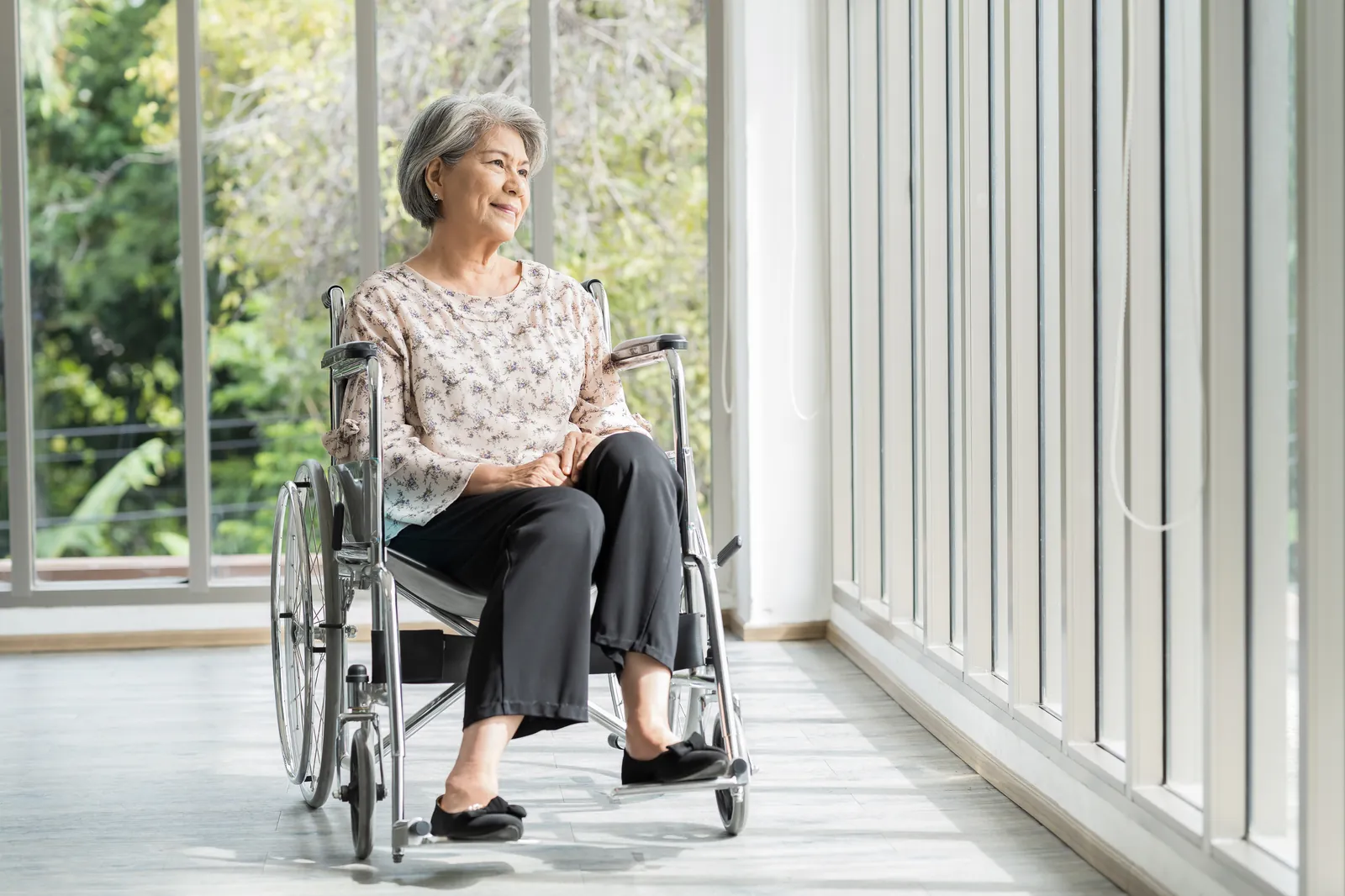 Senior en fauteuil dans son intérieur