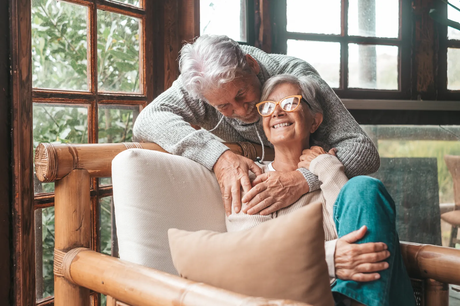 Couple de seniors complices, souriants